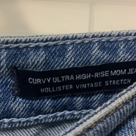 Hi rise stretch Hollister curvy crop jeans - Picture 3 of 6